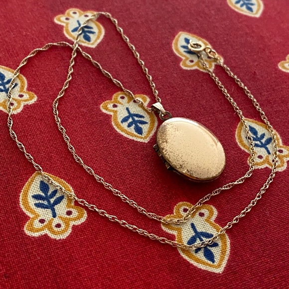 VTG I WEH I 14K Gold Filled Oval Locket - Medium - Picture 2 of 16